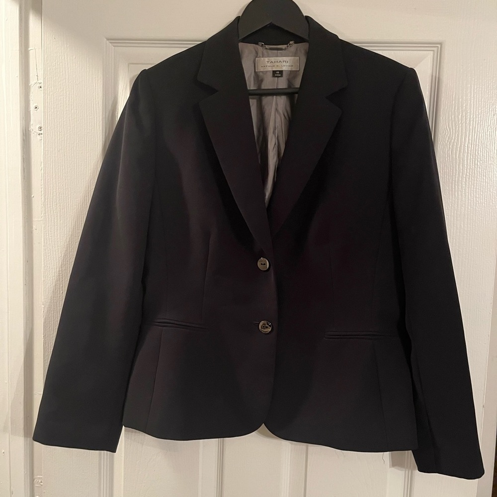 🐠Tahari. Black/Lined. Business Jacket. Excellent Condition. Size 10.